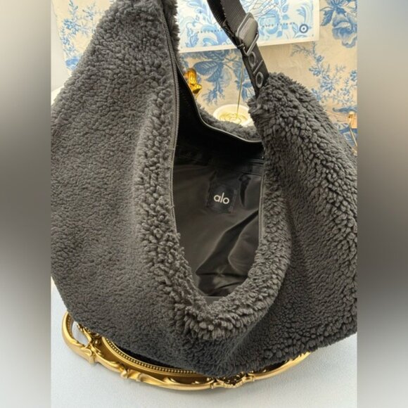 🆕 ALO YOGA 🧿 NWOT Sherpa Om The Go Sling Bag - Black Sherpa - Picture 8 of 16